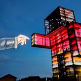 Der "Indemann", eine Aussichtsplattform auf der Abraumhalde eines Braunkohletagebaus im Dürener Land. Kurz nach dem Anschlag auf den Berliner Weihnachtsmarkt, auf dem Weg zu meiner Familie, habe ich mich in einem Déjà-vu mit Spielbergs Blockbuster "E.T." mit Schwarz-Rot-Gold verbunden.