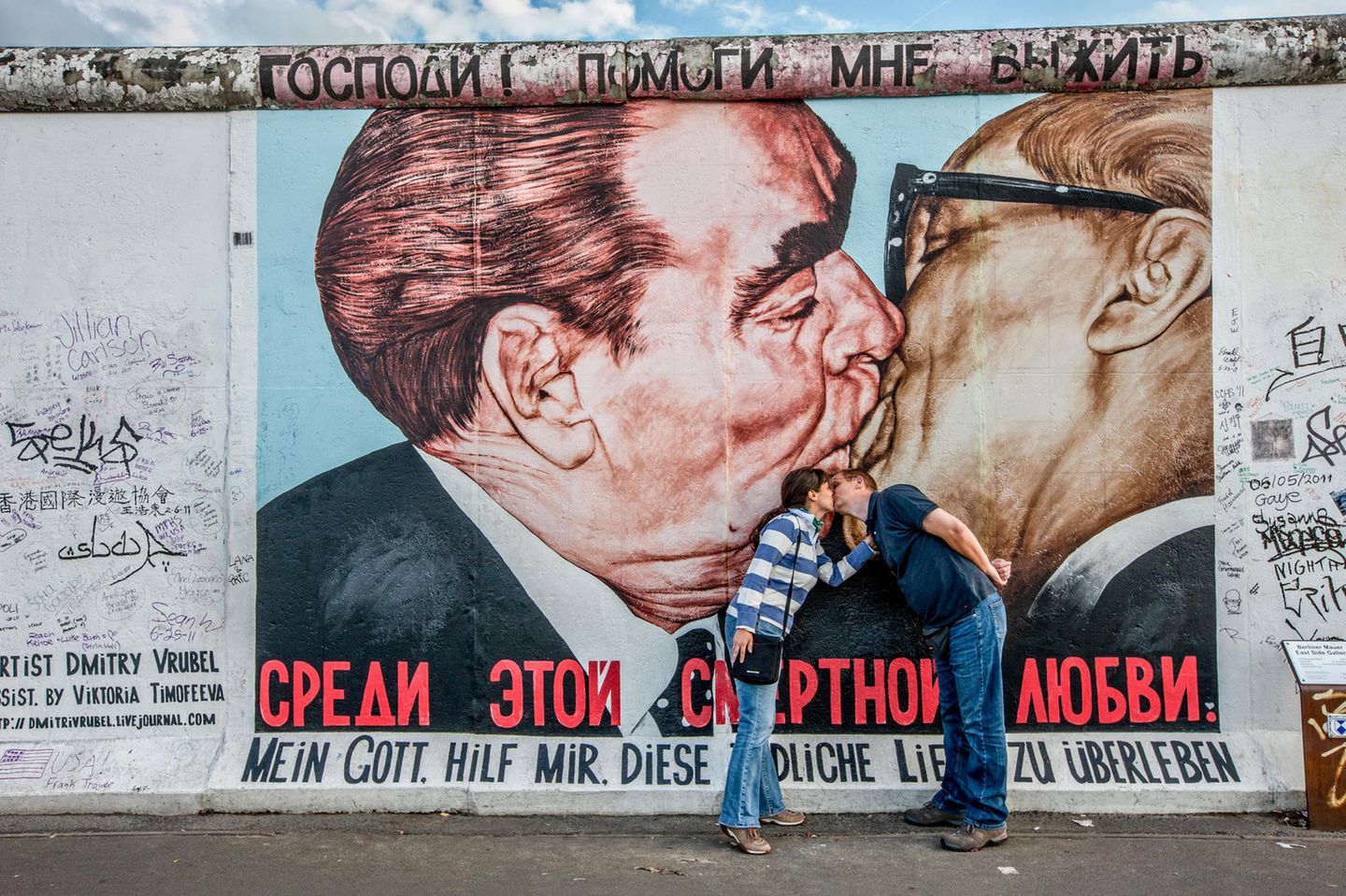 "An Tagen wie diesen" Die East Side Gallery in Berlin, mit dem bekannten Gemälde von Dmitry Vrubel: "Honecker küsst Breschnew". Ganze Busladungen von Touristen werden vor der innigen sozialistischen Freundschaft ausgeladen, und im Minutentakt nutzen auch Liebespaare die Szene für ihr privates Berlin-Bild. Ich fotografierte Vrubel in den 1990er Jahren mehrmals in Moskau. Mittlerweile malte er auch Putin und lebt jetzt in Berlin.