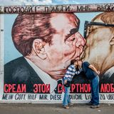 Die East Side Gallery in Berlin, mit dem bekannten Gemälde von Dmitry Vrubel: "Honecker küsst Breschnew". Ganze Busladungen von Touristen werden vor der innigen sozialistischen Freundschaft ausgeladen, und im Minutentakt nutzen auch Liebespaare die Szene für ihr privates Berlin-Bild. Ich fotografierte Vrubel in den 1990er Jahren mehrmals in Moskau. Mittlerweile malte er auch Putin und lebt jetzt in Berlin.
