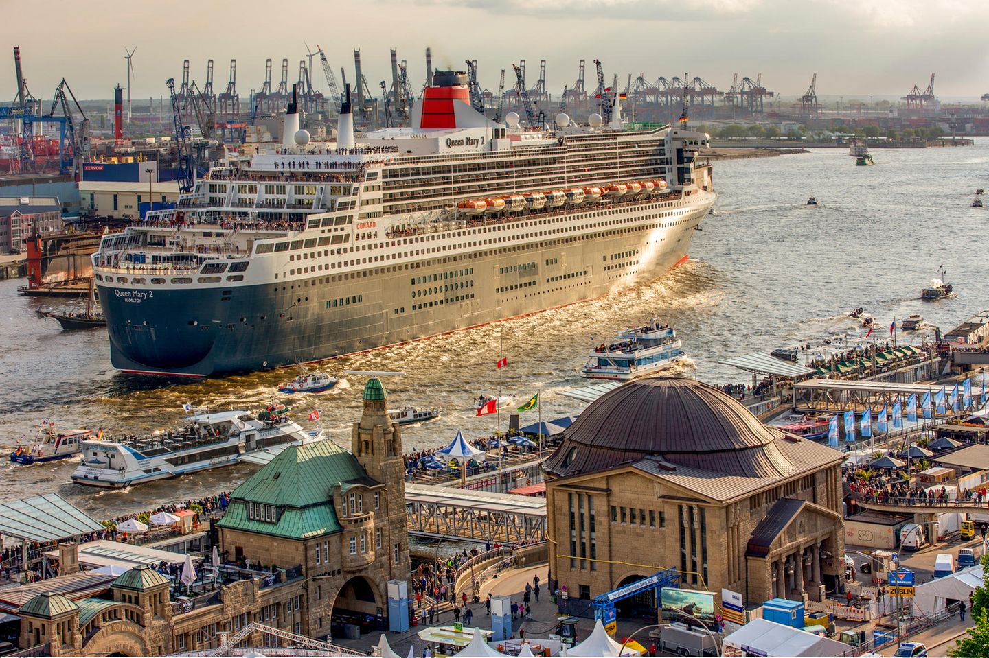 Hafengeburtstag in Hamburg. Die "Queen Mary" läuft aus. Ein "Aufbruch in die Ferne"-Foto, symbolisch für meine neue Heimatstadt, wo ich als Fotograf in den 1970er Jahren begonnen hatte, für GEO und stern in die Welt zu reisen.