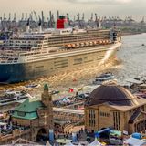 Hafengeburtstag in Hamburg. Die "Queen Mary" läuft aus. Ein "Aufbruch in die Ferne"-Foto, symbolisch für meine neue Heimatstadt, wo ich als Fotograf in den 1970er Jahren begonnen hatte, für GEO und stern in die Welt zu reisen.