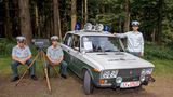 VoPo-Nostalgiker bei einer Veranstaltung im Thüringer Wald. Noch heute stehen ihre Nachfolger, jetzt in neuen Uniformen und mit modernen "Trafistar-Blitzern", fast an den gleichen Stellen der ehemaligen Transitautobahn zwischen Hamburg und Berlin, auf der ich früher so manche Westmark "abgedrückt" habe. (VoPo steht umgangssprachlich für den Volkspolizisten in der DDR, Anm. d. Red.)