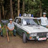 VoPo-Nostalgiker bei einer Veranstaltung im Thüringer Wald. Noch heute stehen ihre Nachfolger, jetzt in neuen Uniformen und mit modernen "Trafistar-Blitzern", fast an den gleichen Stellen der ehemaligen Transitautobahn zwischen Hamburg und Berlin, auf der ich früher so manche Westmark "abgedrückt" habe. (VoPo steht umgangssprachlich für den Volkspolizisten in der DDR, Anm. d. Red.)