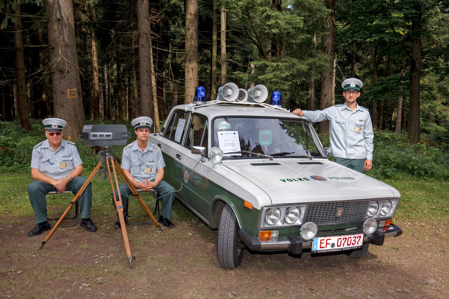 "An Tagen wie diesen" VoPo-Nostalgiker bei einer Veranstaltung im Thüringer Wald. Noch heute stehen ihre Nachfolger, jetzt in neuen Uniformen und mit modernen "Trafistar-Blitzern", fast an den gleichen Stellen der ehemaligen Transitautobahn zwischen Hamburg und Berlin, auf der ich früher so manche Westmark "abgedrückt" habe. (VoPo steht umgangssprachlich für den Volkspolizisten in der DDR, Anm. d. Red.)