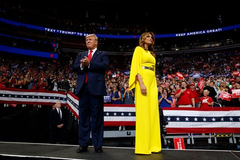 Die First Lady an der Seite ihres Mannes US-Präsident Donald Trump bei einer Wahlkampfveranstaltung.