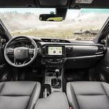 Das Cockpit ist mit genarbten Oberflächen und Klavierlack-Applikationen aufgehübscht