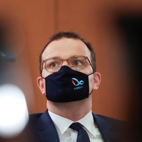 Jens Spahn (CDU), Bundesgesundheitsminister, mit Mund-Nasen-Schutz während einer Sitzung des Bundeskabinetts