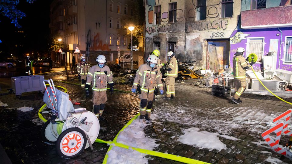 Nachrichten aus Deutschland – Feuer beim Haus "Liebig 34" in Berlin Nachrichten aus Deutschland – Feuer beim Haus "Liebig 34" in Berlin