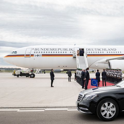Flugbereitschaft: Der rote Teppich wird für Staatsgäste ausgerollt: bei der Generalprobe der Flugbereitschaft am BER Der rote Teppich wird für Staatsgäste ausgerollt: bei der Generalprobe der Flugbereitschaft am BER