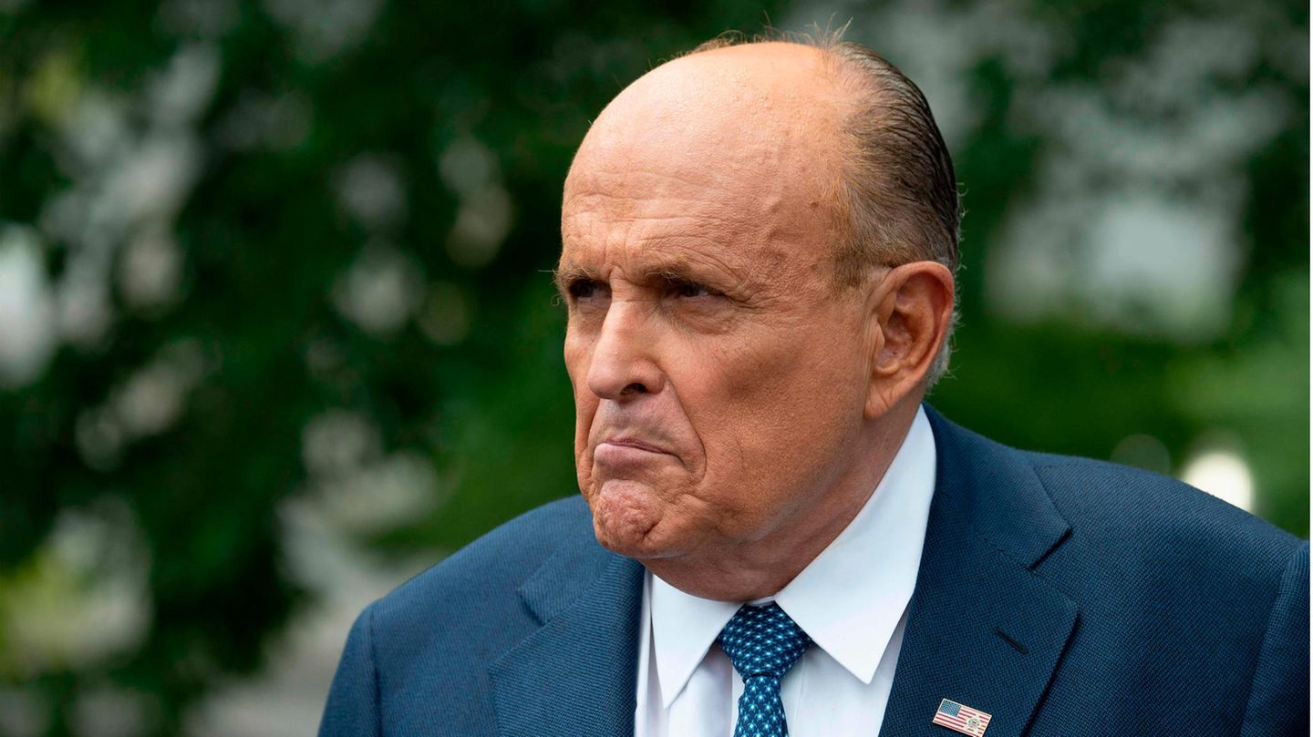 Rudy Giuliani Hat Im Neuen Borat Film Die Hand In Seiner Hose Stern De