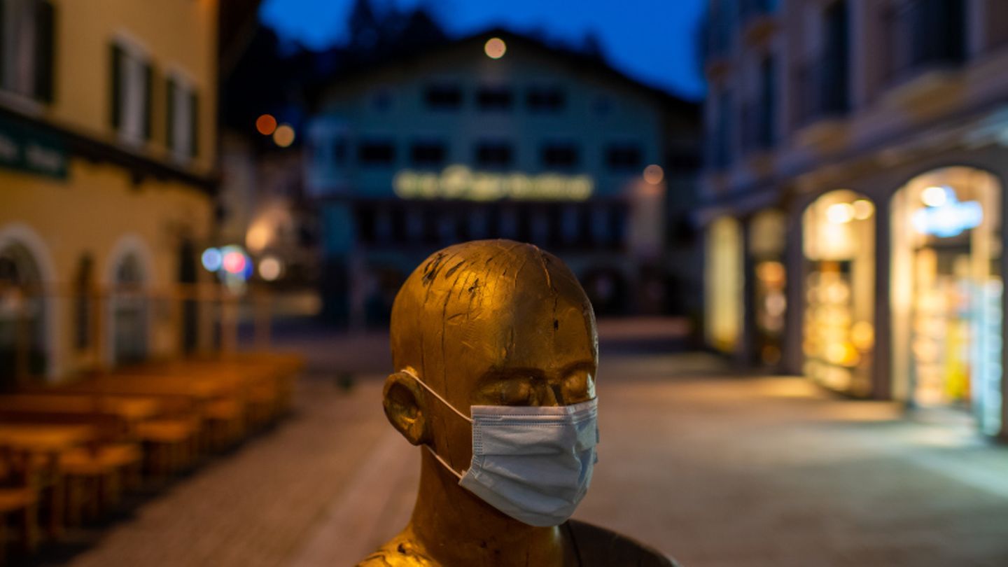 Eine Statue mit Mundschutz in der leeren Fußgängerzone von Berchtesgaden.