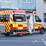 Der Schutzanzug wird im keimdichten Behälter entsorgt