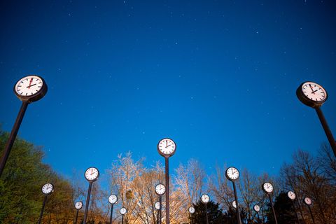 Das Kunstwerk "Zeitfeld" von Klaus Rinke im Volksgarten in Düsseldorf. Die Uhren zeigen auf zwei Uhr in der Nacht. 