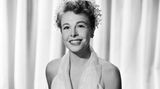 21. Oktober 2020  US-Star Marge Champion war eine der führenden Tänzerinnen und Choreographinnen von Hollywood in den 1940er und 1950er Jahren und diente als Modell für Disneys Animationsfilm "Schneewittchen und die sieben Zwerge" (1937). Nun ist sie im Alter von 101 Jahren am Mittwoch in Los Angeles gestorben. Das bestätigte der New Yorker Star-Tanzlehrer Pierre Dulaine dem "The Hollywood Reporter".  1975 wurde Champion mit einem Emmy Award in der Kategorie Outstanding Achievement in Choreography für "Queen of the Stardust Ballroom" ausgezeichnet. 2007 wurde sie offiziell zur "Disney Legend" ernannt. Seit 2009 gibt es einen ihr gewidmeten Stern auf dem Walk of Fame in Hollywood.   Am 2. September hatte Marjorie Celeste Belcher, wie Marge Champion gebürtig hieß, noch ihren 101. Geburtstag gefeiert. Die Künstlerin war in ihrem langen Leben dreimal verheiratet. Sie hinterlässt zwei Söhne, darunter Produzent und Regisseur Gregg Champion ("Die glorreichen Sieben") und eine Stieftochter, die Schauspielerin Katey Sagal ("Eine schrecklich nette Familie").  Das Foto zeigt Marge Champion 1952 bei Aufnahmen zu dem Film "Everything I Have Is Yours".  Quelle: SpotOnNews