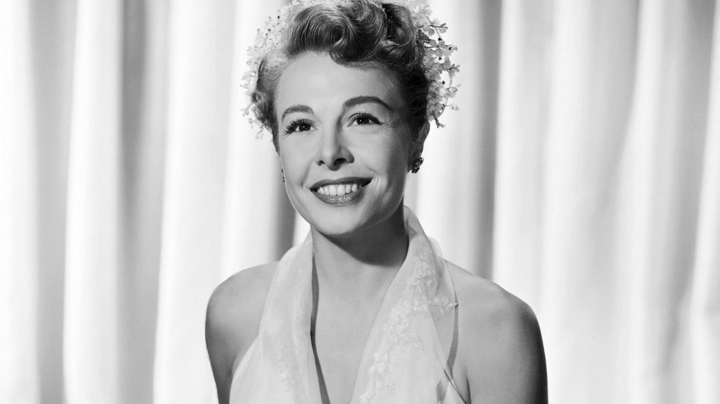 21. Oktober 2020  US-Star Marge Champion war eine der führenden Tänzerinnen und Choreographinnen von Hollywood in den 1940er und 1950er Jahren und diente als Modell für Disneys Animationsfilm "Schneewittchen und die sieben Zwerge" (1937). Nun ist sie im Alter von 101 Jahren am Mittwoch in Los Angeles gestorben. Das bestätigte der New Yorker Star-Tanzlehrer Pierre Dulaine dem "The Hollywood Reporter".  1975 wurde Champion mit einem Emmy Award in der Kategorie Outstanding Achievement in Choreography für "Queen of the Stardust Ballroom" ausgezeichnet. 2007 wurde sie offiziell zur "Disney Legend" ernannt. Seit 2009 gibt es einen ihr gewidmeten Stern auf dem Walk of Fame in Hollywood.   Am 2. September hatte Marjorie Celeste Belcher, wie Marge Champion gebürtig hieß, noch ihren 101. Geburtstag gefeiert. Die Künstlerin war in ihrem langen Leben dreimal verheiratet. Sie hinterlässt zwei Söhne, darunter Produzent und Regisseur Gregg Champion ("Die glorreichen Sieben") und eine Stieftochter, die Schauspielerin Katey Sagal ("Eine schrecklich nette Familie").  Das Foto zeigt Marge Champion 1952 bei Aufnahmen zu dem Film "Everything I Have Is Yours".  Quelle: SpotOnNews