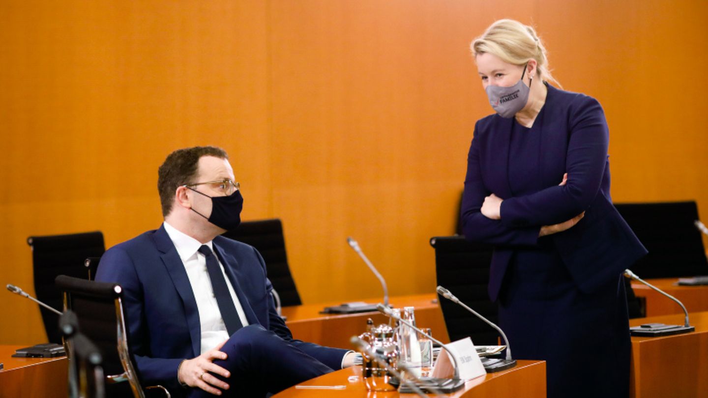 Jens Spahn (CDU) und Franziska Giffey (SPD) unterhalten sich.