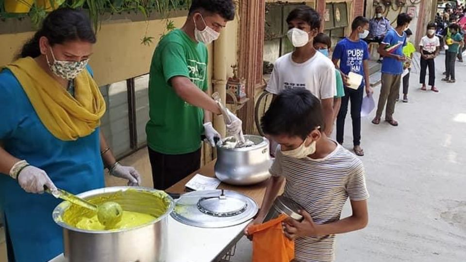 Kinder stehen Schlange an der Essensausgabe des "Sunshine Project" in Delhi Kinder stehen Schlange an der Essensausgabe des "Sunshine Project" in Delhi