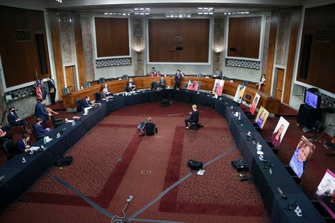 Im Justizausschuss des US-Senats protestieren Demokraten gegen die Nominierung von Amy Coney Barretts.