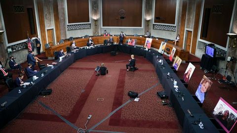 Im Justizausschuss des US-Senats protestieren Demokraten gegen die Nominierung von Amy Coney Barretts.