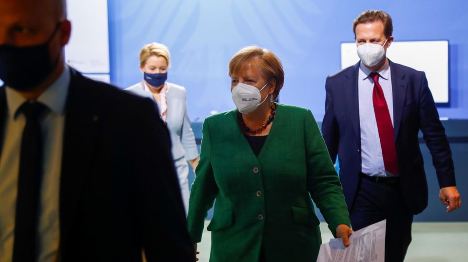 Bundeskanzlerin Angela Merkel mit Regierungssprecher Steffen Seibert (r.) beim Integrationsgipfel im Bundeskanzleramt