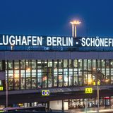 Bild 1 von 12 der Fotostrecke zum Klicken  1996: Berlin, Brandenburg und der Bund einigen sich darauf, dass der zukünftige Hauptstadtflughafen neben dem derzeitigen Flughafen Schönefeld südöstlich von Berlin gebaut wird. Die bisherigen Berliner Flughäfen sollen schließen, wenn der Großflughafen in Betrieb genommen wird.