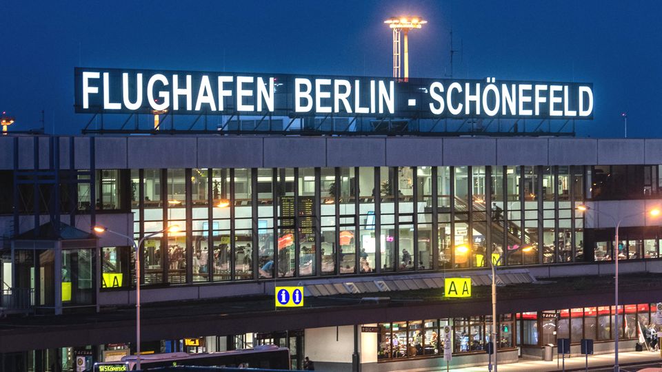 Hauptstadtflughafen BER: Bild 1 von 12 der Fotostrecke zum Klicken 1996: Berlin, Brandenburg und der Bund einigen sich darauf, dass der zukünftige Hauptstadtflughafen neben dem derzeitigen Flughafen Schönefeld südöstlich von Berlin gebaut wird. Die bisherigen Berliner Flughäfen sollen schließen, wenn der Großflughafen in Betrieb genommen wird. Bild 1 von 12 der Fotostrecke zum Klicken 1996: Berlin, Brandenburg und der Bund einigen sich darauf, dass der zukünftige Hauptstadtflughafen neben dem derzeitigen Flughafen Schönefeld südöstlich von Berlin gebaut wird. Die bisherigen Berliner Flughäfen sollen schließen, wenn der Großflughafen in Betrieb genommen wird.