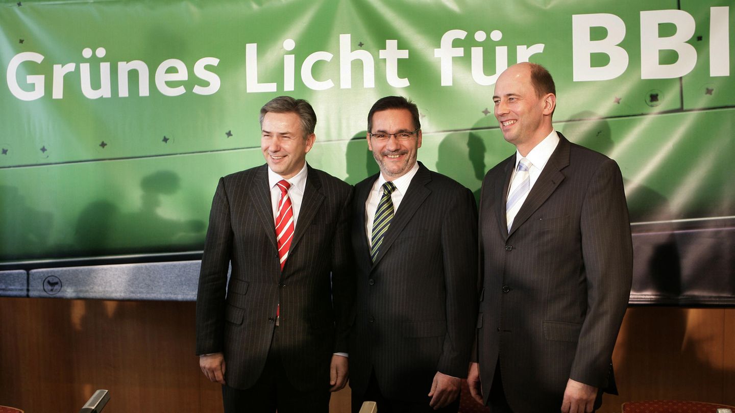  2004: Die Landesregierung in Potsdam erteilt den Planfeststellungsbeschluss für das größte ostdeutsche Infrastrukturvorhaben, den Flughafen Berlin-Brandenburg International (BBI). Auf dem Foto v.r.n.l.: der damalige regierende Bürgermeister von Berlin, Klaus Wowereit, Brandenburgs Ministerpräsident Matthias Platzeck und Bundesverkehrsminister Wolfgang Tiefensee.