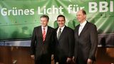  2004: Die Landesregierung in Potsdam erteilt den Planfeststellungsbeschluss für das größte ostdeutsche Infrastrukturvorhaben, den Flughafen Berlin-Brandenburg International (BBI). Auf dem Foto v.r.n.l.: der damalige regierende Bürgermeister von Berlin, Klaus Wowereit, Brandenburgs Ministerpräsident Matthias Platzeck und Bundesverkehrsminister Wolfgang Tiefensee.