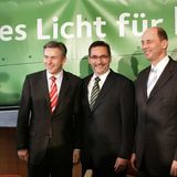  2004: Die Landesregierung in Potsdam erteilt den Planfeststellungsbeschluss für das größte ostdeutsche Infrastrukturvorhaben, den Flughafen Berlin-Brandenburg International (BBI). Auf dem Foto v.r.n.l.: der damalige regierende Bürgermeister von Berlin, Klaus Wowereit, Brandenburgs Ministerpräsident Matthias Platzeck und Bundesverkehrsminister Wolfgang Tiefensee.