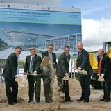 2006: Das Bundesverfassungsgericht bestätigt Urteile des Bundesverwaltungsgerichts, das den größten europäischen Flughafenneubau mit Lärmschutzauflagen gebilligt hatte. Der erste symbolische Spatenstich wird gesetzt. Der neue Flughafen soll mehr als zwei Milliarden Euro kosten und zum Winterflugplan 2011 fertig werden.