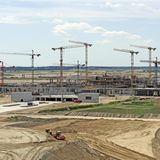 2010: Der Eröffnungstermin des neuen Flughafens wird auf den 3. Juni 2012 verschoben. Der Grund sind geänderte EU-Sicherheitsrichtlinien, die Umbauten notwendig machen, und die Pleite einer der Planungsfirmen.