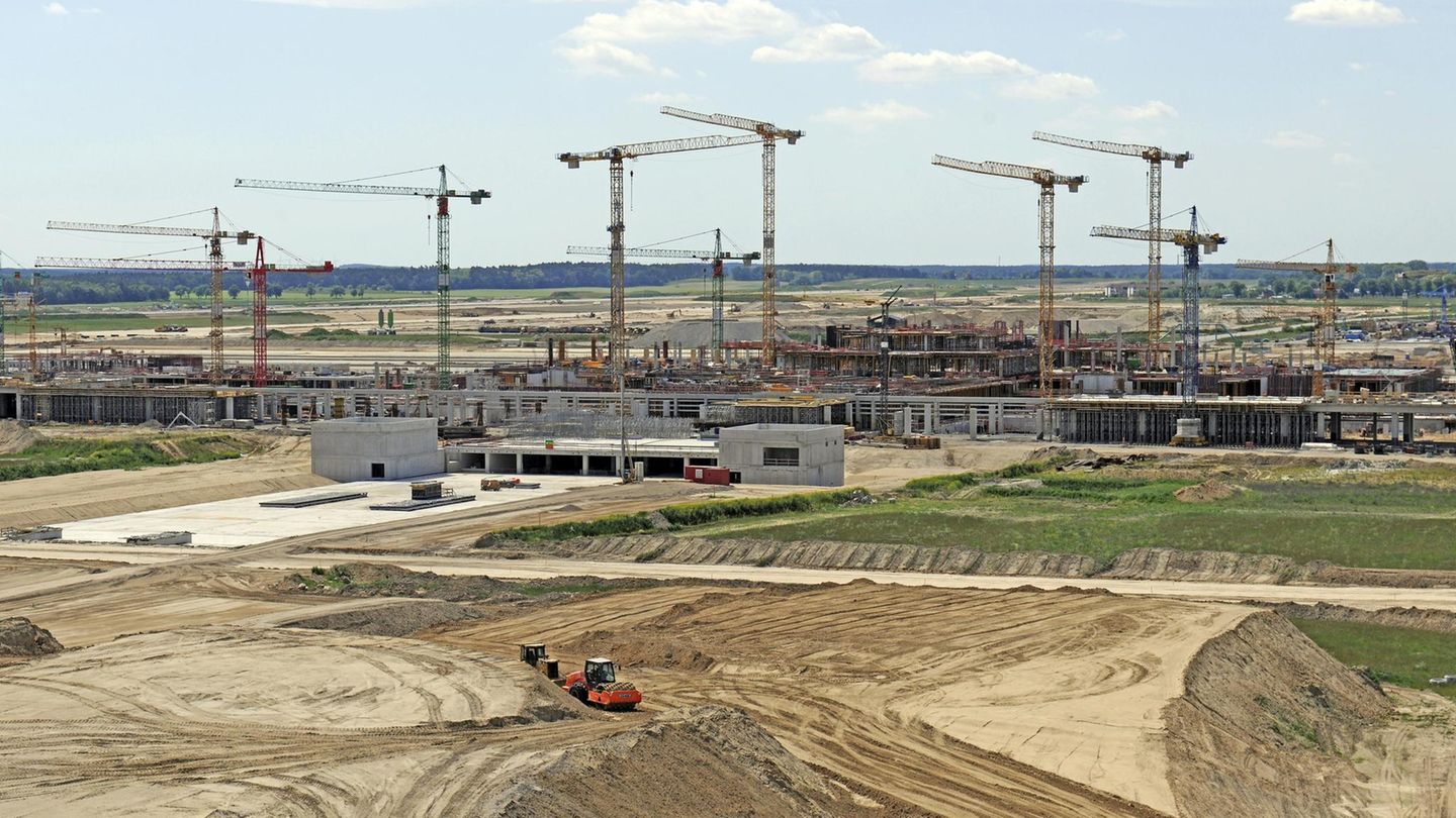 2010: Der Eröffnungstermin des neuen Flughafens wird auf den 3. Juni 2012 verschoben. Der Grund sind geänderte EU-Sicherheitsrichtlinien, die Umbauten notwendig machen, und die Pleite einer der Planungsfirmen.