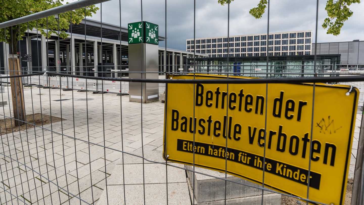 2012: Nur knapp einen Monat vor der geplanten Eröffnung teilt der Aufsichtsrat mit, dass die Eröffnung ins Frühjahr 2013 verschoben wird, weil der Brandschutz nicht funktioniert. Im September wird dieser Termin ebenfalls gestrichen, weil die Arbeiten mehr Zeit brauchen. Außerdem gibt es eine Finanzlücke von rund 1,2 Milliarden Euro. Damit sind die Gesamtkosten auf rund 4,3 Milliarden Euro gestiegen. Im Dezember wird bekannt, dass der Flughafen für die Zahl der erwarteten Passagiere zu klein geplant ist.