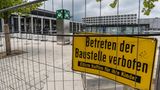 2012: Nur knapp einen Monat vor der geplanten Eröffnung teilt der Aufsichtsrat mit, dass die Eröffnung ins Frühjahr 2013 verschoben wird, weil der Brandschutz nicht funktioniert. Im September wird dieser Termin ebenfalls gestrichen, weil die Arbeiten mehr Zeit brauchen. Außerdem gibt es eine Finanzlücke von rund 1,2 Milliarden Euro. Damit sind die Gesamtkosten auf rund 4,3 Milliarden Euro gestiegen. Im Dezember wird bekannt, dass der Flughafen für die Zahl der erwarteten Passagiere zu klein geplant ist.