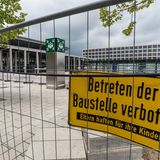 2012: Nur knapp einen Monat vor der geplanten Eröffnung teilt der Aufsichtsrat mit, dass die Eröffnung ins Frühjahr 2013 verschoben wird, weil der Brandschutz nicht funktioniert. Im September wird dieser Termin ebenfalls gestrichen, weil die Arbeiten mehr Zeit brauchen. Außerdem gibt es eine Finanzlücke von rund 1,2 Milliarden Euro. Damit sind die Gesamtkosten auf rund 4,3 Milliarden Euro gestiegen. Im Dezember wird bekannt, dass der Flughafen für die Zahl der erwarteten Passagiere zu klein geplant ist.