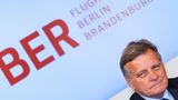 2014: Der neue Geschäftsführer des BER, der ehemalige Air-Berlin- und Bahn-Chef Hartmut Mehdorn, hält eine Eröffnung erst 2016 für wahrscheinlich. Grund seien kurzfristig verschärfte Schallschutzvorgaben. Der Schallschutz wird auch teurer - rund 730 Millionen Euro anstatt der geplanten 139 Millionen. Im Dezember wird ein neuer Eröffnungstermin angekündigt, diesmal für Ende 2017. "Die Baustelle ist im Griff", erklärt Mehdorn. Kurz vor Weihnachten erklärt er seinen Rücktritt.