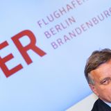 2014: Der neue Geschäftsführer des BER, der ehemalige Air-Berlin- und Bahn-Chef Hartmut Mehdorn, hält eine Eröffnung erst 2016 für wahrscheinlich. Grund seien kurzfristig verschärfte Schallschutzvorgaben. Der Schallschutz wird auch teurer - rund 730 Millionen Euro anstatt der geplanten 139 Millionen. Im Dezember wird ein neuer Eröffnungstermin angekündigt, diesmal für Ende 2017. "Die Baustelle ist im Griff", erklärt Mehdorn. Kurz vor Weihnachten erklärt er seinen Rücktritt.