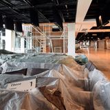 2015: Probleme mit der Statik der Haupthalle werden öffentlich, der Öffnungstermin Ende 2017 scheint fraglich. Auf der Baustelle wird die Sechs-Tage-Woche eingeführt, doch es hilft nur wenig. 6,5 Milliarden Euro soll der BER mittlerweile kosten, kalkuliert waren rund zwei Milliarden Euro.