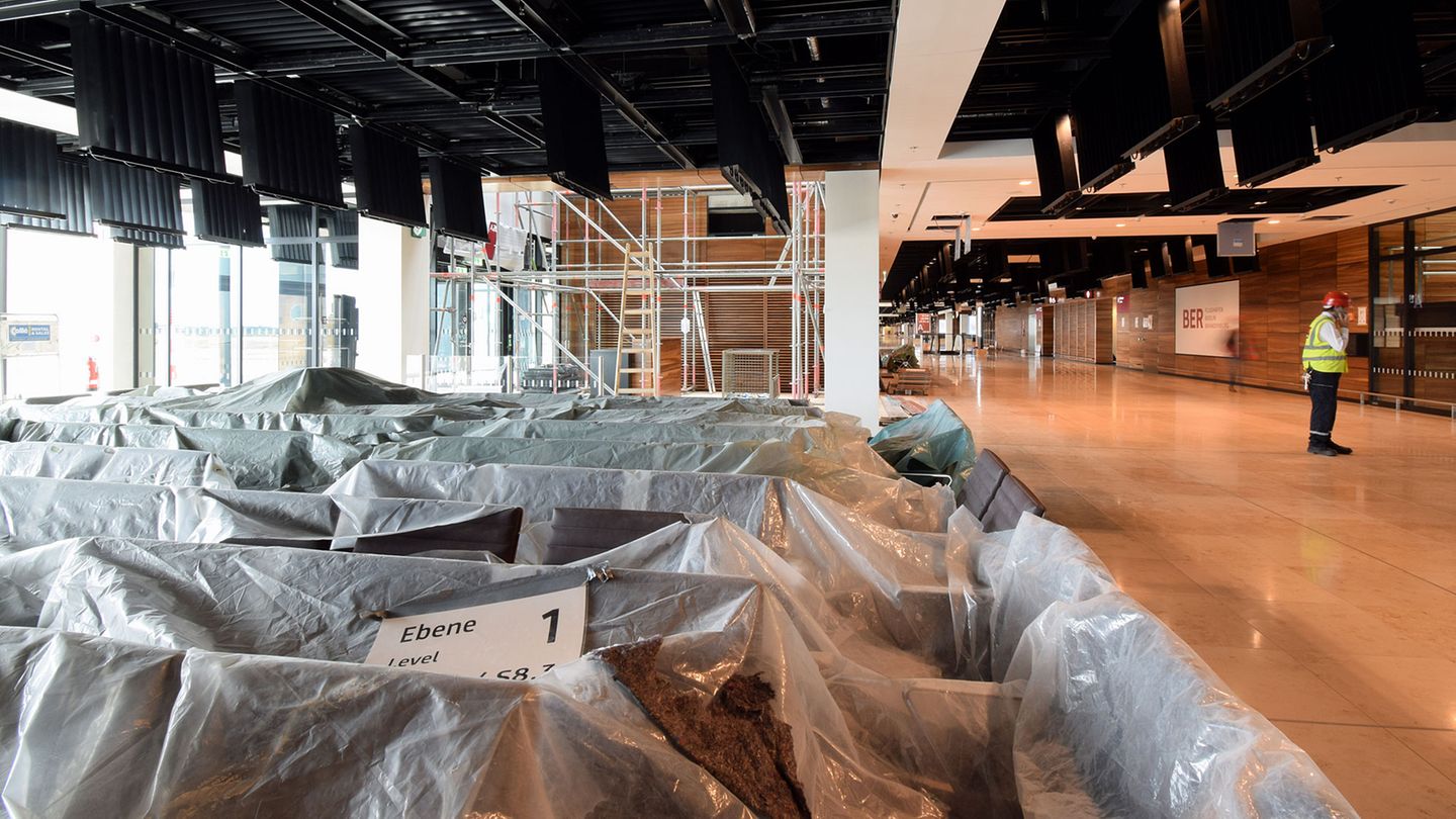 2015: Probleme mit der Statik der Haupthalle werden öffentlich, der Öffnungstermin Ende 2017 scheint fraglich. Auf der Baustelle wird die Sechs-Tage-Woche eingeführt, doch es hilft nur wenig. 6,5 Milliarden Euro soll der BER mittlerweile kosten, kalkuliert waren rund zwei Milliarden Euro.