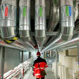  2016: Wegen einer später als erwartet erteilten Genehmigung für den Umbau der Entrauchungsanlage kommt es zu neuen Verspätungen. Berlins Bürgermeister Michael Müller (SPD) beteuert, der BER werde wie geplant Ende 2017 öffnen. Am Ende des Jahres ist klar: Der BER wird wohl erst 2018 fertiggestellt.