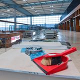 2017: Der Eröffnungstermin Ende 2017 wird offiziell auf 2018 verschoben. Rund 80 Prozent der Türen funktionieren nicht und die Wasserrohre der Sprinkleranlage sind zu dünn. Müller räumt ein, dass der Flughafen wohl erst 2019 eröffnet werden könne. Im November legt der TÜV nach: Brandmeldeanlage, Entrauchungsanlage und Sprinkleranlage seien "nicht abnahmefähig". Im Dezember ist klar: Der BER wird erst im Oktober 2020 öffnen.