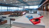 2017: Der Eröffnungstermin Ende 2017 wird offiziell auf 2018 verschoben. Rund 80 Prozent der Türen funktionieren nicht und die Wasserrohre der Sprinkleranlage sind zu dünn. Müller räumt ein, dass der Flughafen wohl erst 2019 eröffnet werden könne. Im November legt der TÜV nach: Brandmeldeanlage, Entrauchungsanlage und Sprinkleranlage seien "nicht abnahmefähig". Im Dezember ist klar: Der BER wird erst im Oktober 2020 öffnen.