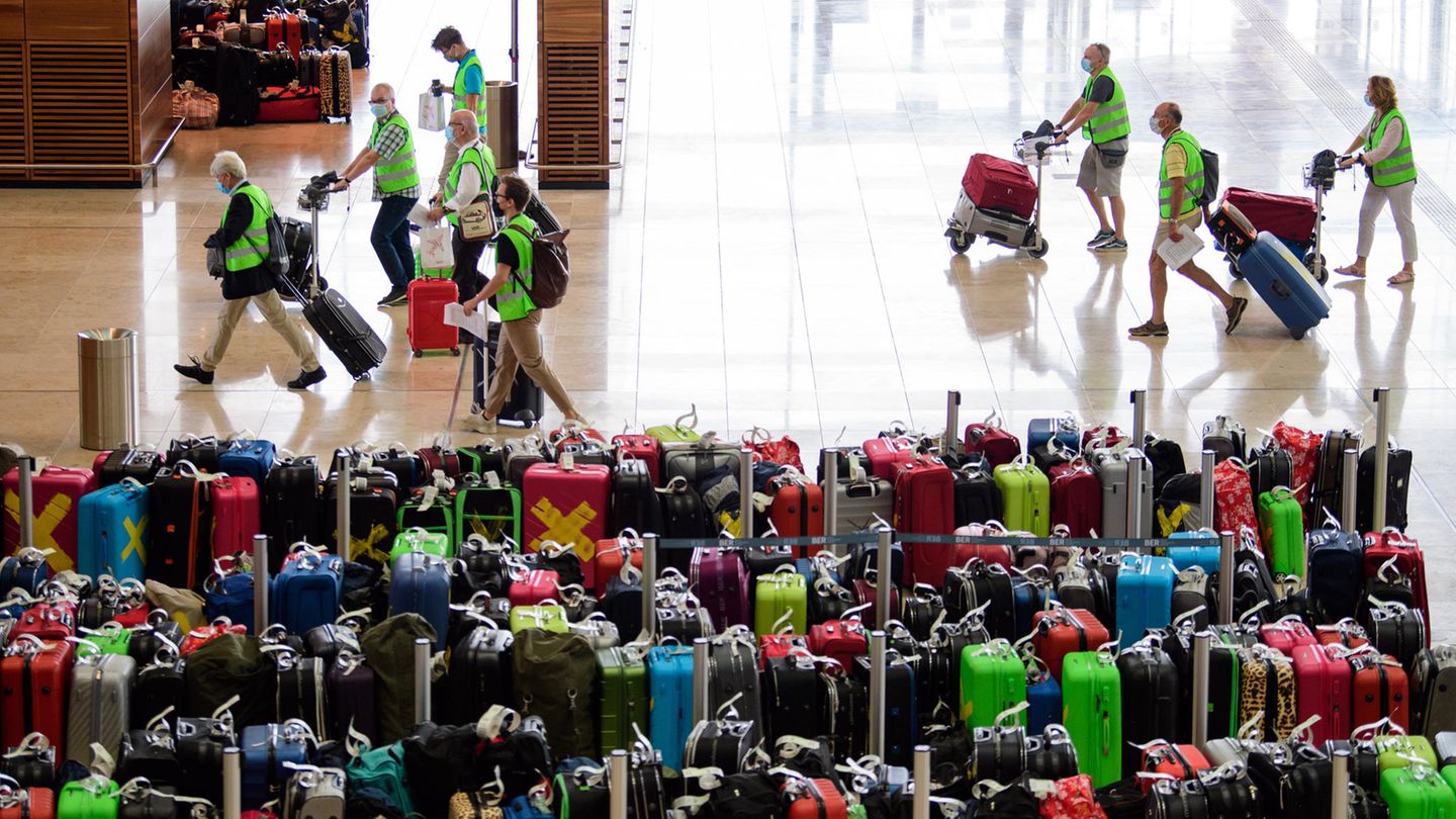 2020: Mit rund 9000 Komparsen wird der Betrieb am BER getestet. Auch das Terminal 2 wird fertiggestellt - aufgrund der niedrigen Passagierzahlen während der Corona-Krise allerdings vorerst nicht benötigt. Aufgrund der Pandemie stellen Bund und Länder 300 Millionen Euro Finanzhilfen für 2020 in Aussicht.