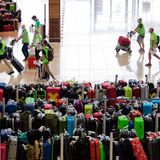 2020: Mit rund 9000 Komparsen wird der Betrieb am BER getestet. Auch das Terminal 2 wird fertiggestellt - aufgrund der niedrigen Passagierzahlen während der Corona-Krise allerdings vorerst nicht benötigt. Aufgrund der Pandemie stellen Bund und Länder 300 Millionen Euro Finanzhilfen für 2020 in Aussicht.