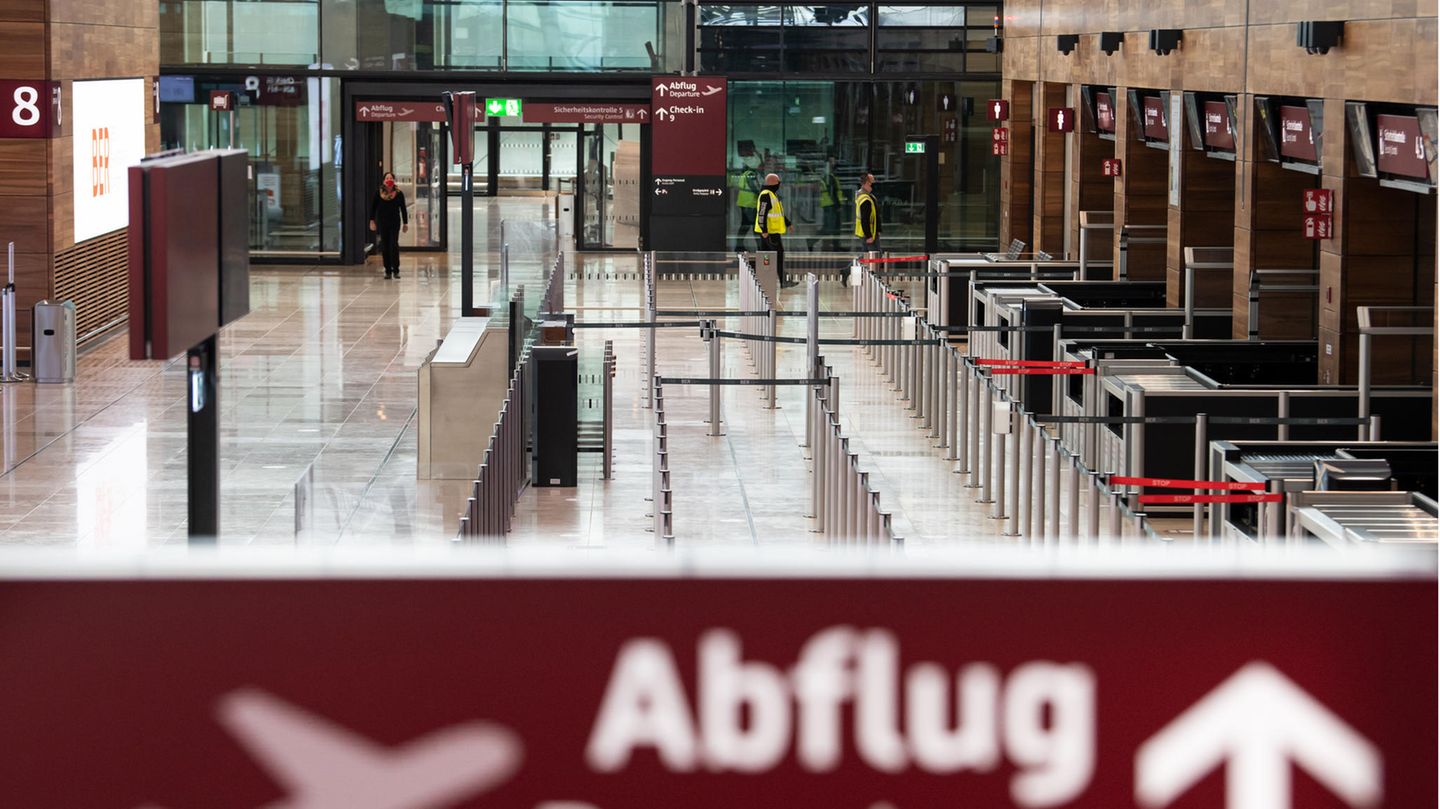 2019: Die Entrauchungssteuerung im BER wird vom TÜV abgenommen. Doch die Eröffnung im Oktober 2020 steht auf wackeligen Füßen - Genehmigungen und wichtige Tests stehen noch immer aus.