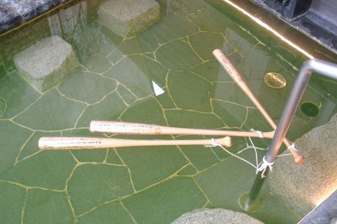 Schwimmende Baseballschläger in Japan