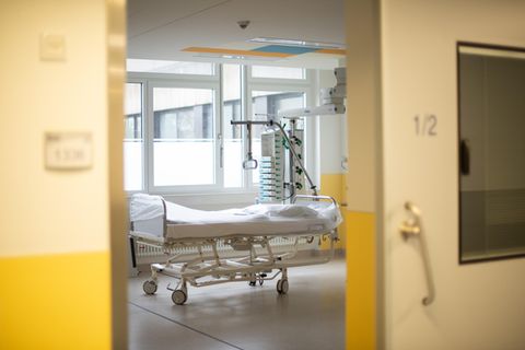 Leeres Bett in einem Krankenhaus