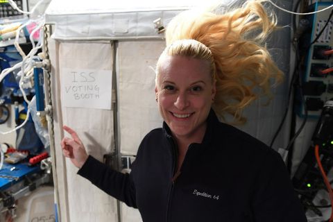 US-Astronautin Kate Rubins wählt an Bord der ISS.