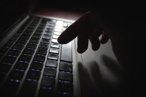 Hand auf der Computertastatur