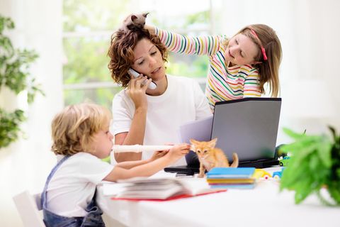 Mutter mit Kindern am Tisch